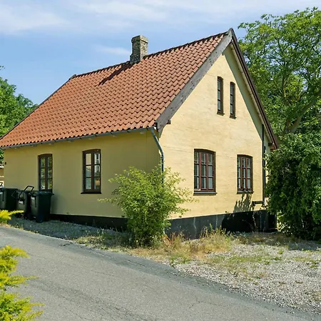 Old Local House From 1904 With Natural Garden Tranekær