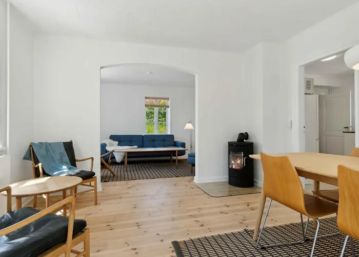 Old Local House From 1904 With Natural Garden Tranekær